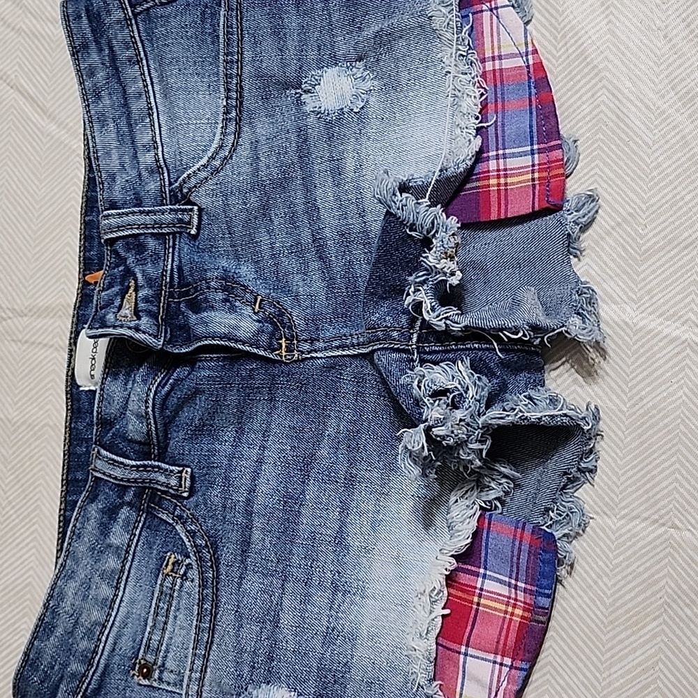 Sneak peak shorts